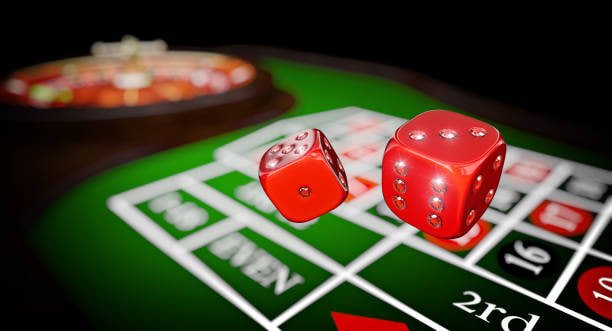 Pengguna membaca syarat bonus di layar mobile